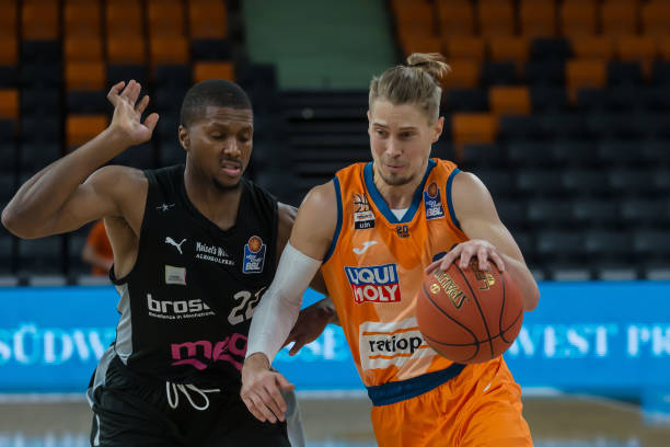 年轻中场埃 年轻中场埃